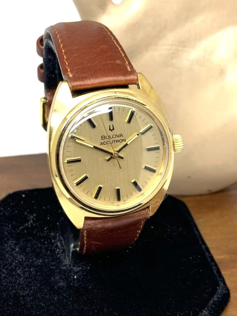 Bulova Accutron 2180 Men's Watch Vintage 1970's Quartz 7304-4 Gold Steel 35mm
